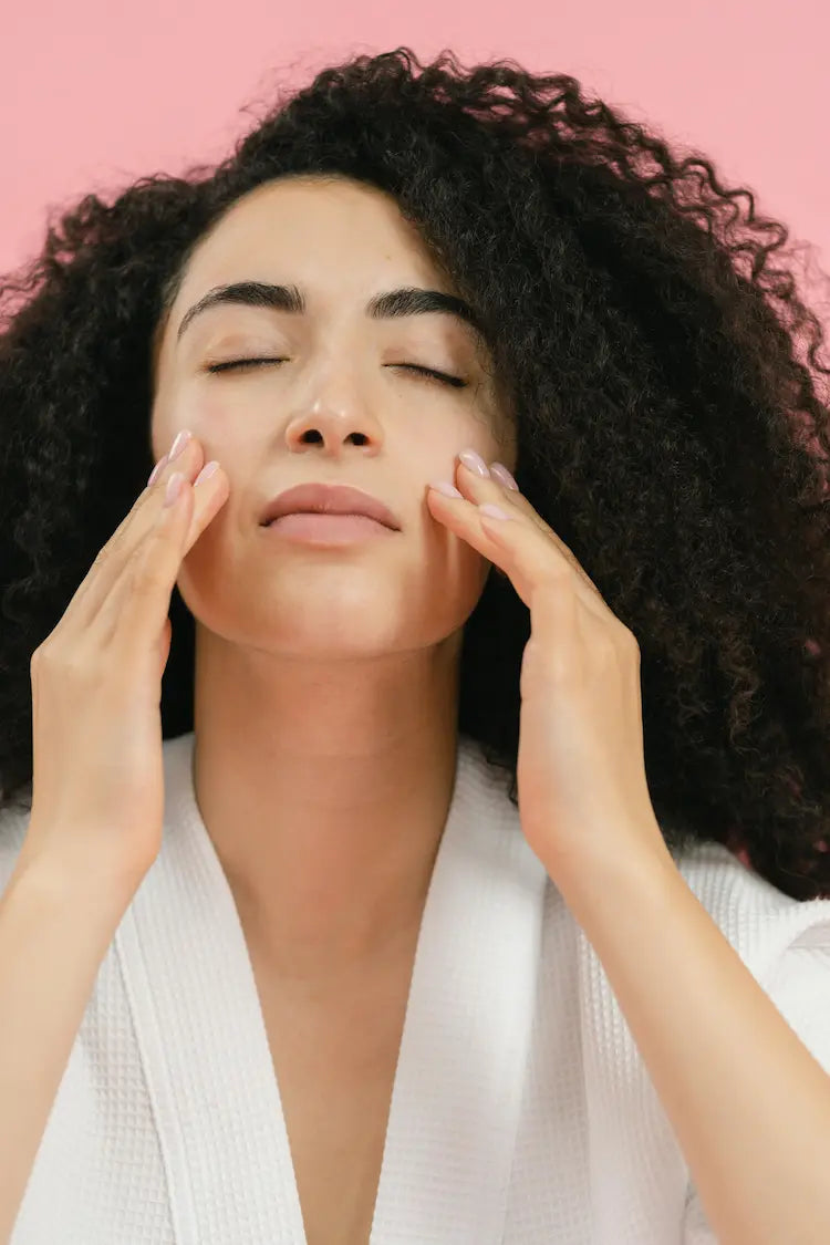 Mujer Latina rutina de skincare