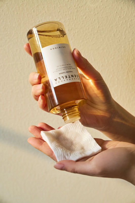 Tónico exfoliante suave con centella asiática de Madagascar que calma la piel sensible, mejora la textura y ayuda a reducir poros y manchas.