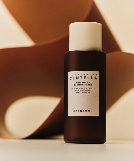Tónico suave con probióticos y extractos de centella asiática que ayuda a equilibrar el pH, calmar rojeces y reforzar la piel.