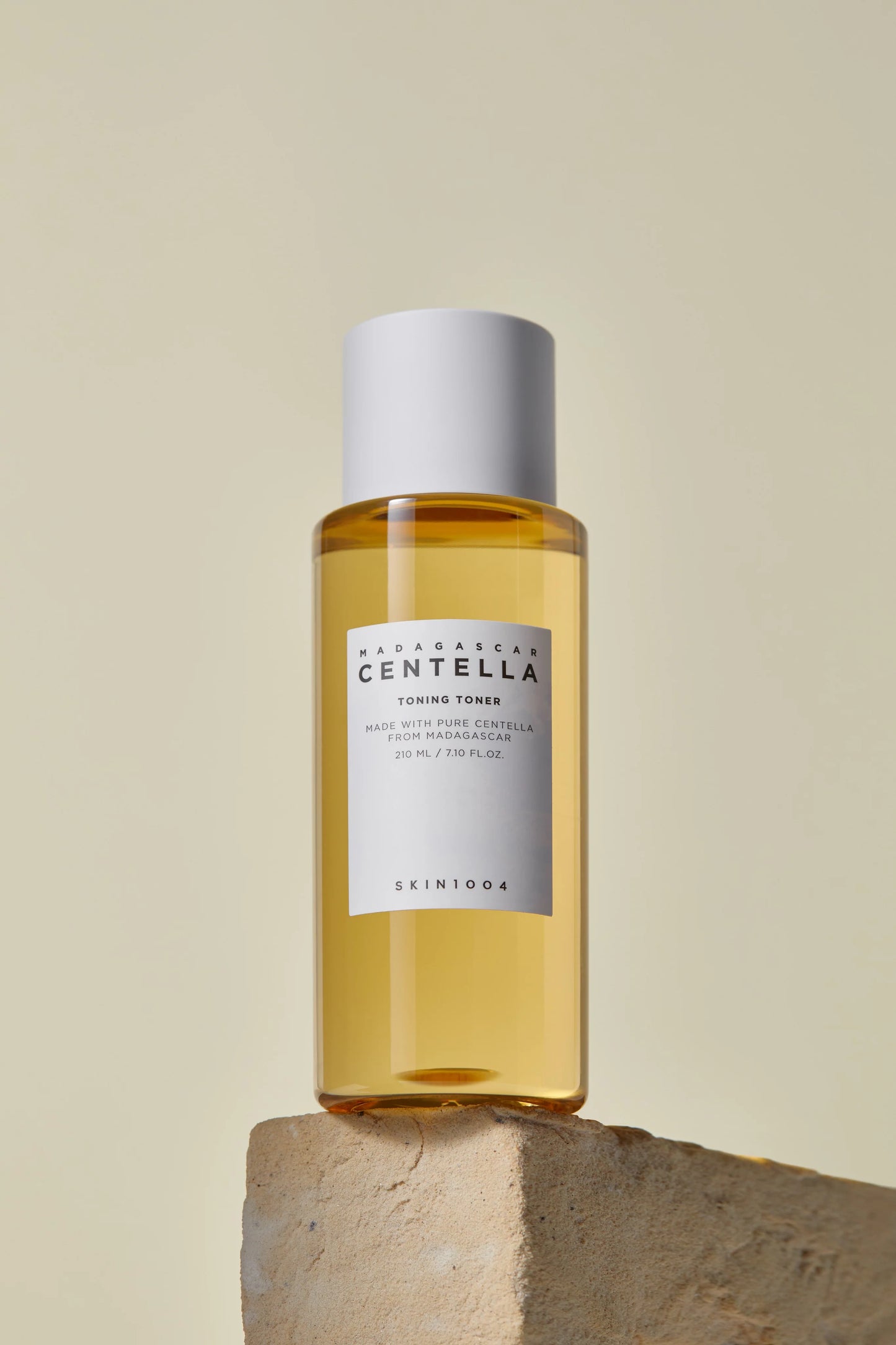 Tónico exfoliante suave con centella asiática de Madagascar que calma la piel sensible, mejora la textura y ayuda a reducir poros y manchas.