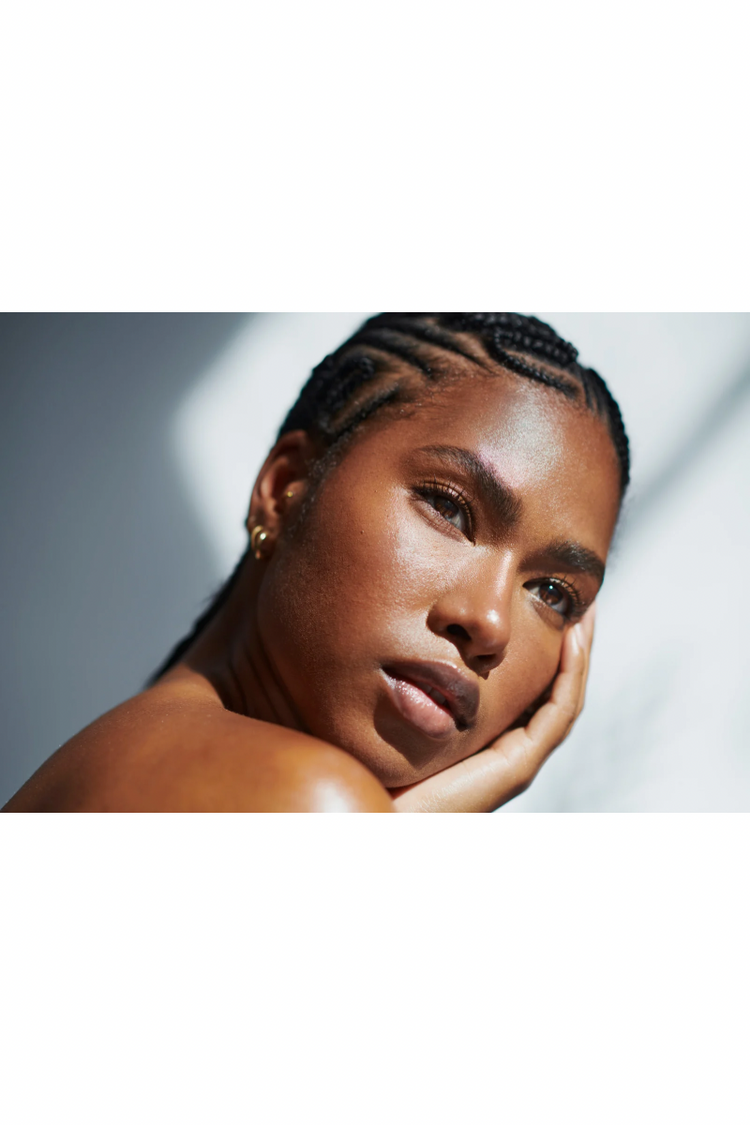 Mujer negra con piel mixta hermosa
