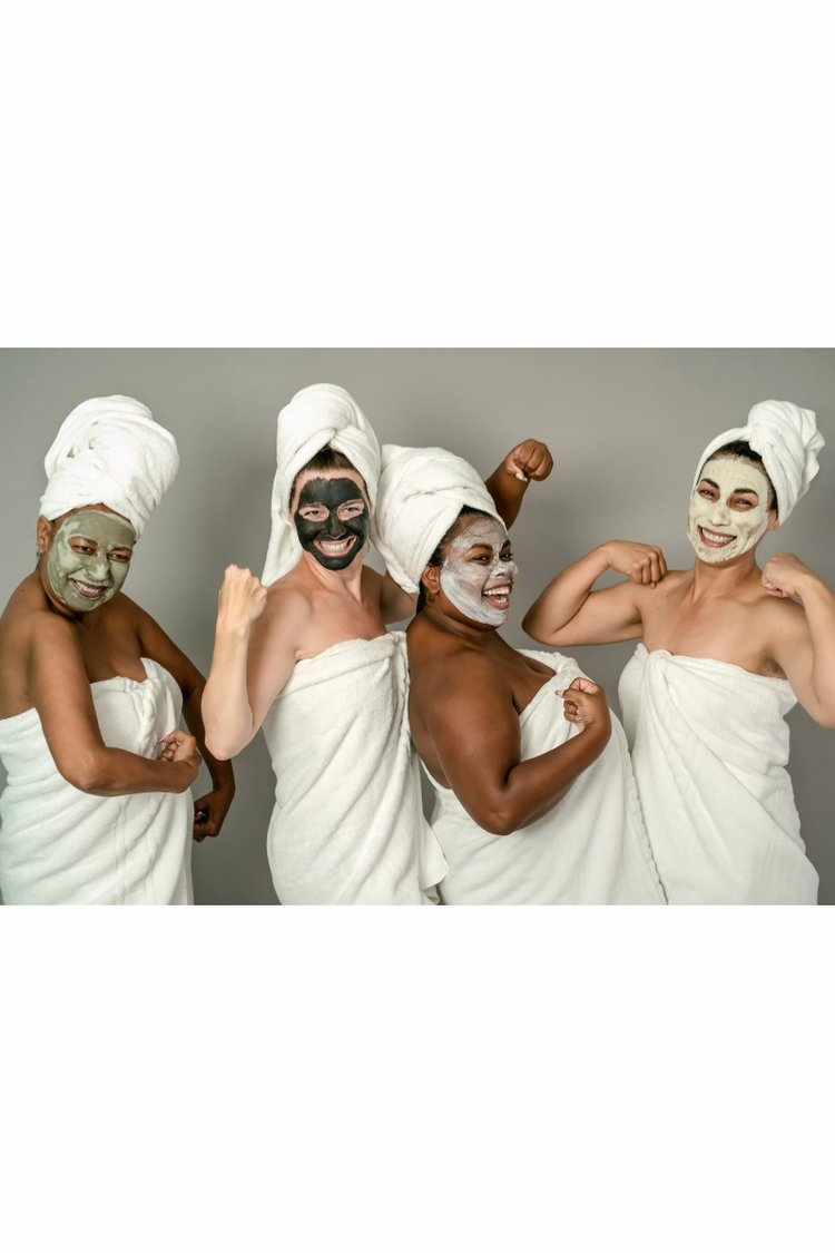 Mujeres diversas usando mascarilla en el rostro
