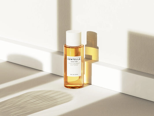 Tónico exfoliante suave con centella asiática de Madagascar que calma la piel sensible, mejora la textura y ayuda a reducir poros y manchas.