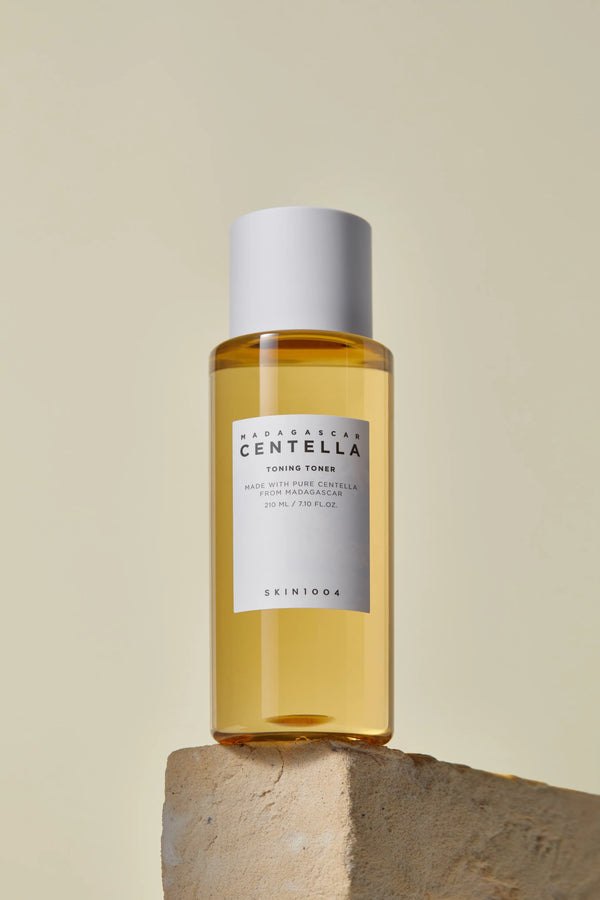 Tónico exfoliante suave con centella asiática de Madagascar que calma la piel sensible, mejora la textura y ayuda a reducir poros y manchas.
